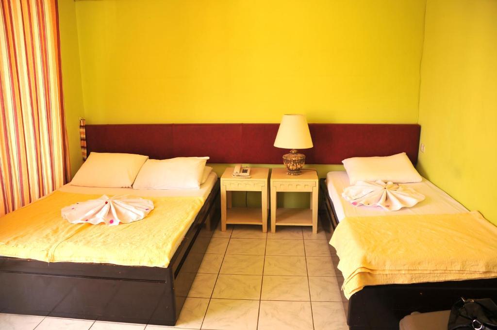 Sun Kiss Hotel Side Room photo